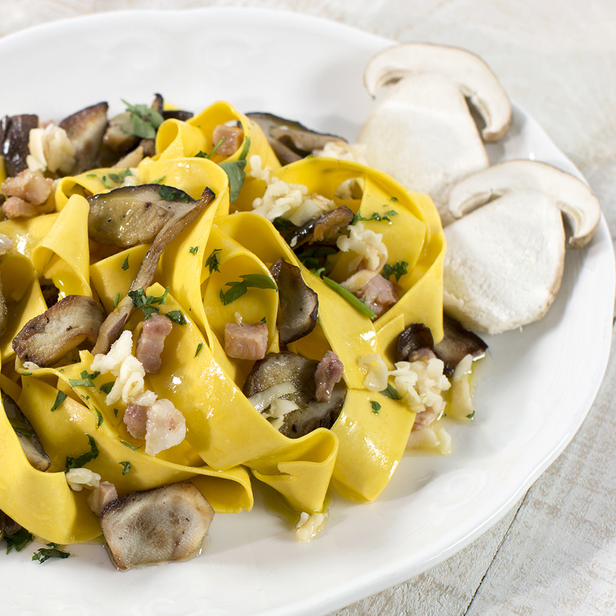 Pappardelle ai ceci con funghi porcini, pancetta croccante e scamorza affumicata